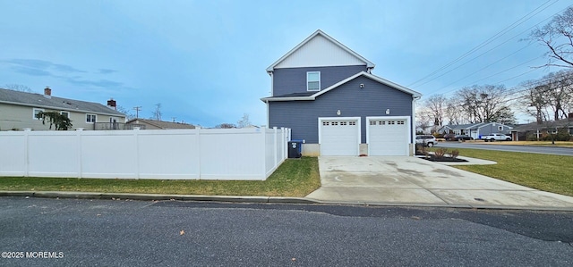 view of front of house featuring a garage and a front yard