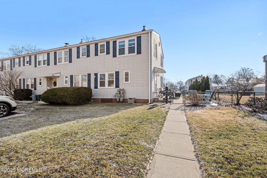 view of front of home featuring a front yard