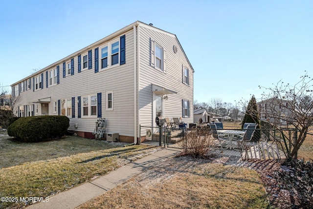 view of front facade with a front yard