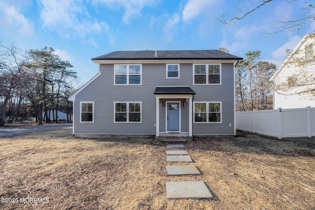 view of front of property featuring a front yard