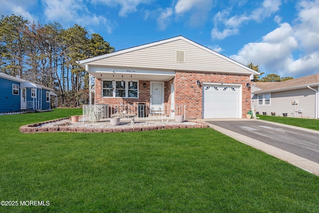 view of front facade featuring a porch, a garage, and a front yard