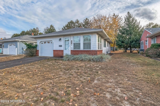 view of front of property featuring a front lawn and a garage