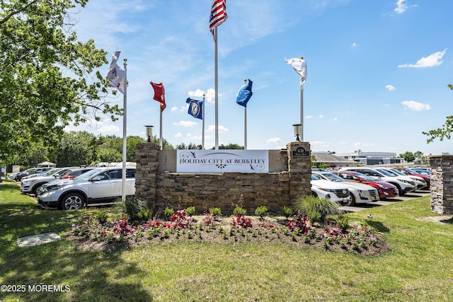 community sign with a lawn