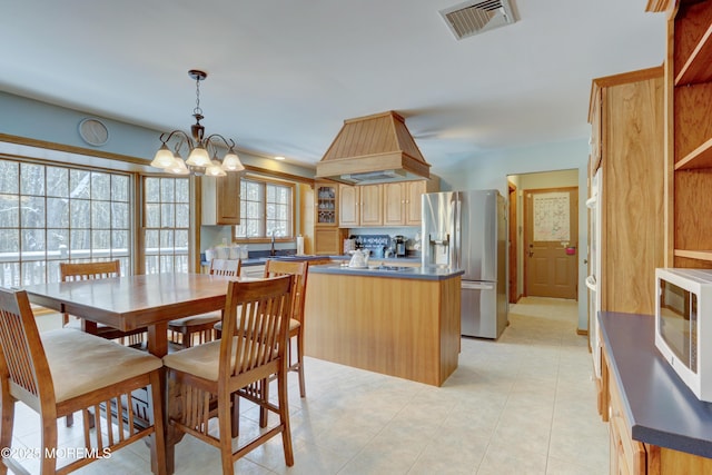 dining area featuring sink and an inviting chandelier