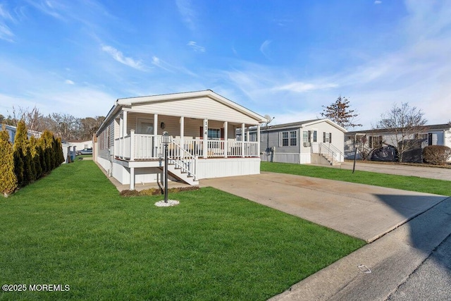 view of front of property featuring covered porch and a front yard