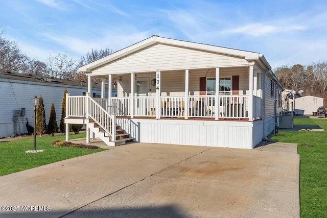 view of front facade featuring covered porch and a front yard