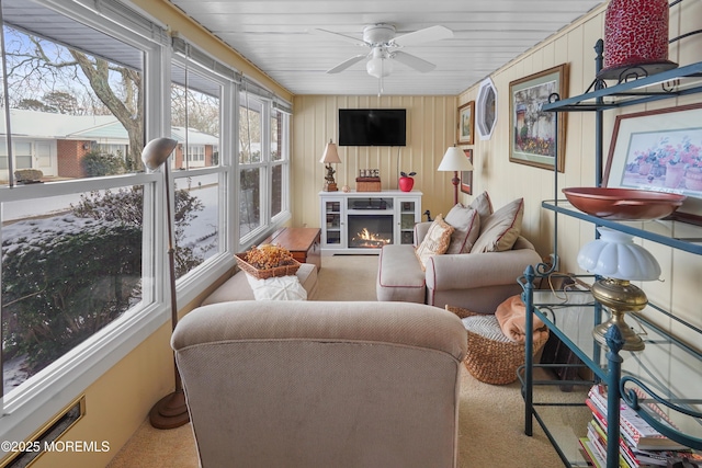 sunroom with ceiling fan