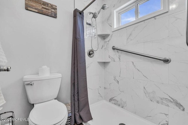 bathroom featuring toilet and curtained shower