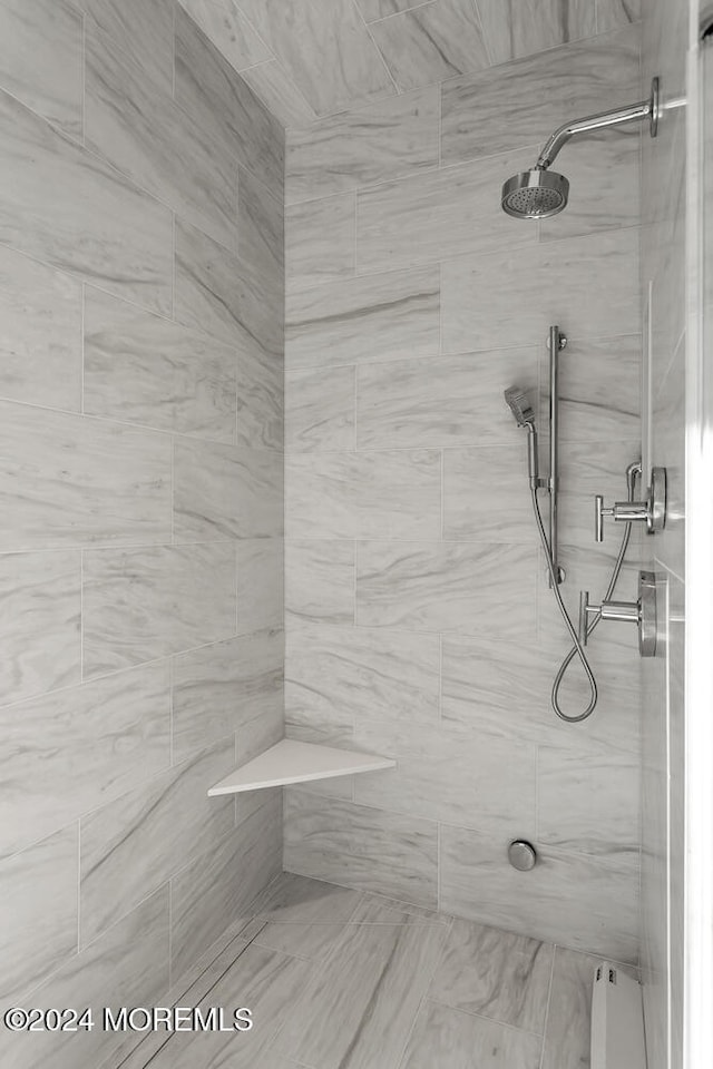 bathroom featuring tiled shower