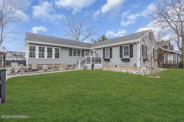 view of front facade featuring a front lawn