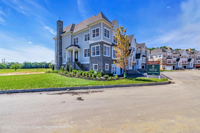 view of front facade featuring a front yard