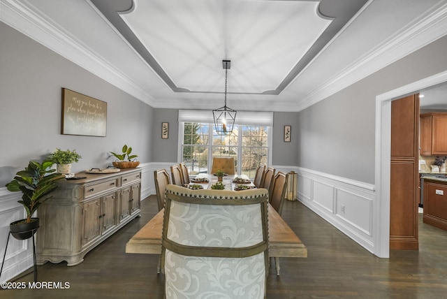 dining space featuring crown molding, dark hardwood / wood-style floors, and an inviting chandelier