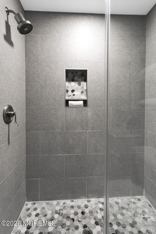 bathroom featuring tiled shower