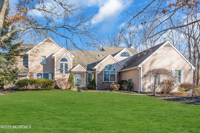 view of front of house featuring a front lawn