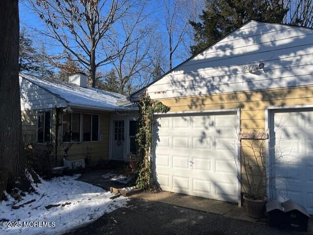 view of front facade featuring a garage