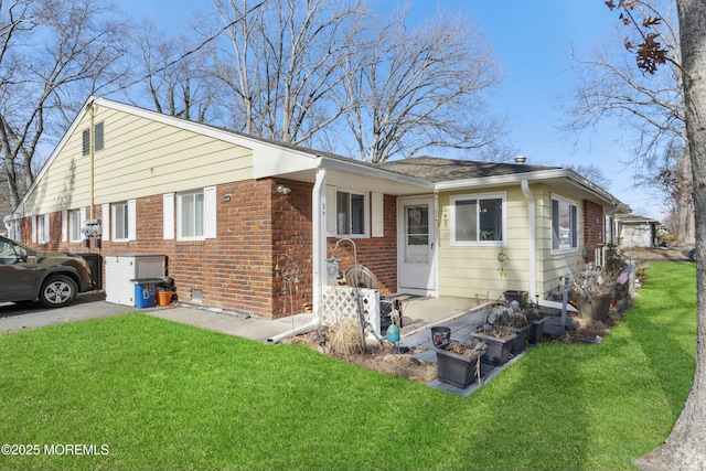 ranch-style home featuring a front lawn