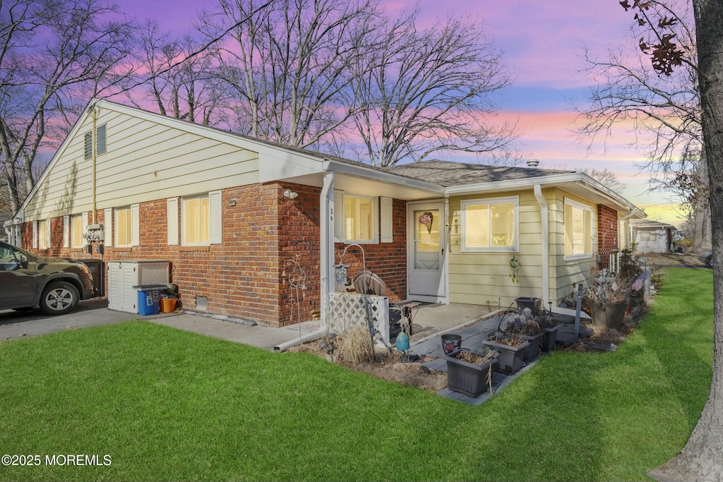 view of front of property with a yard