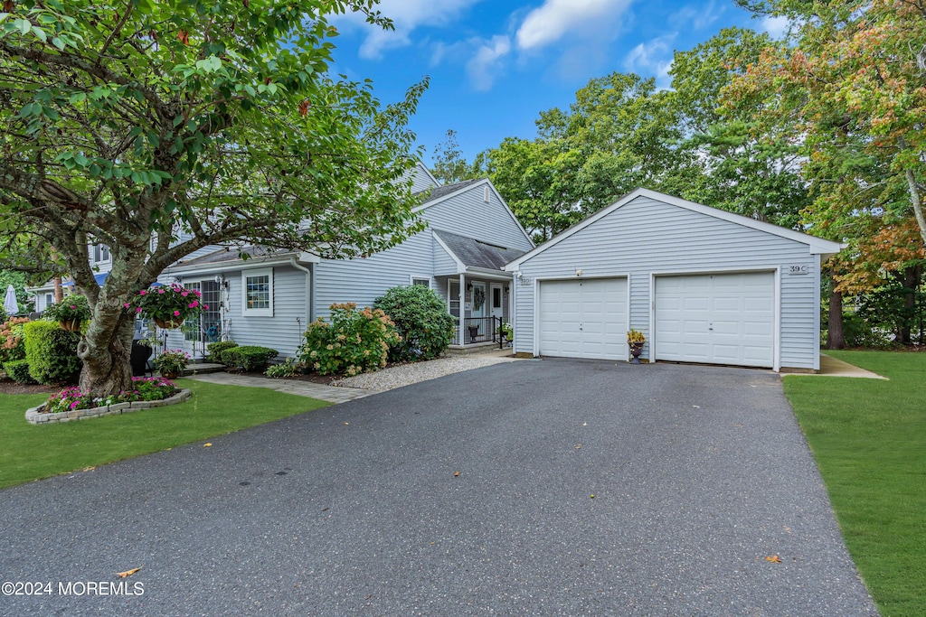 view of front of property with a front yard