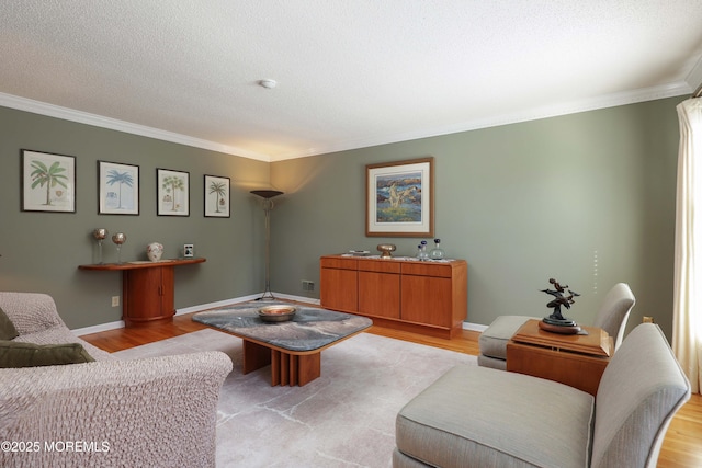 living area featuring light wood-style flooring and crown molding