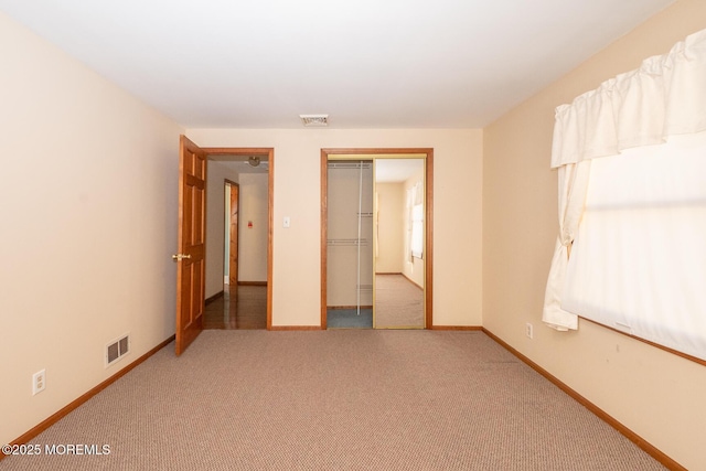 unfurnished bedroom with carpet flooring and a closet