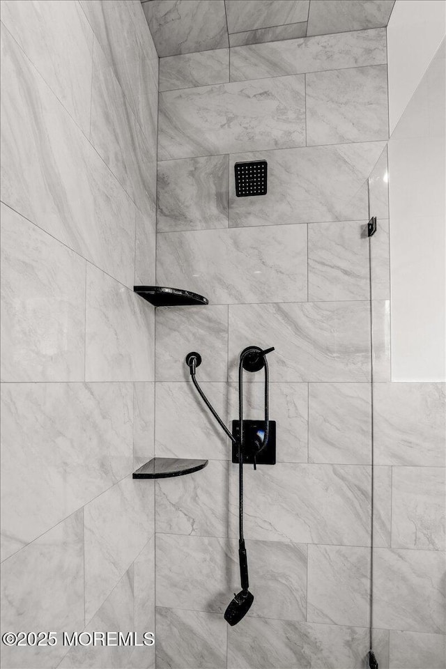 details featuring tiled shower