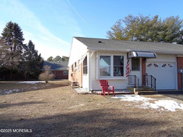 view of front facade featuring a garage