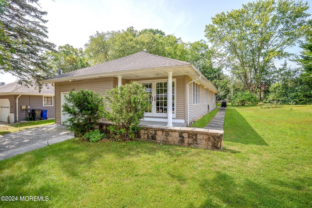 view of front facade with a front yard