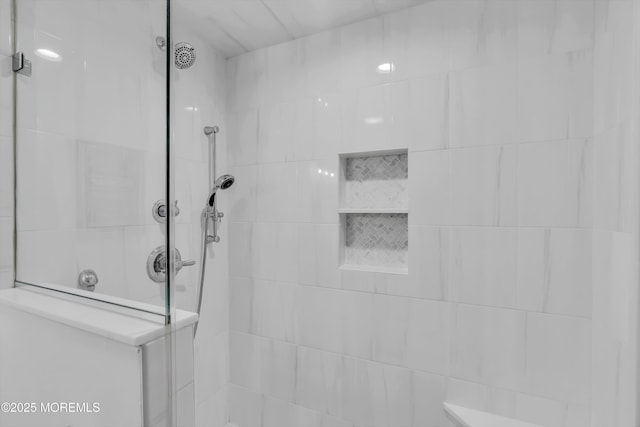 bathroom featuring tiled shower