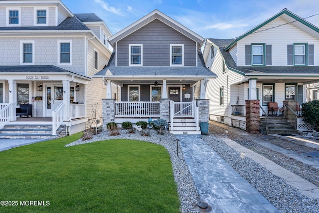 view of front facade featuring a front yard and covered porch