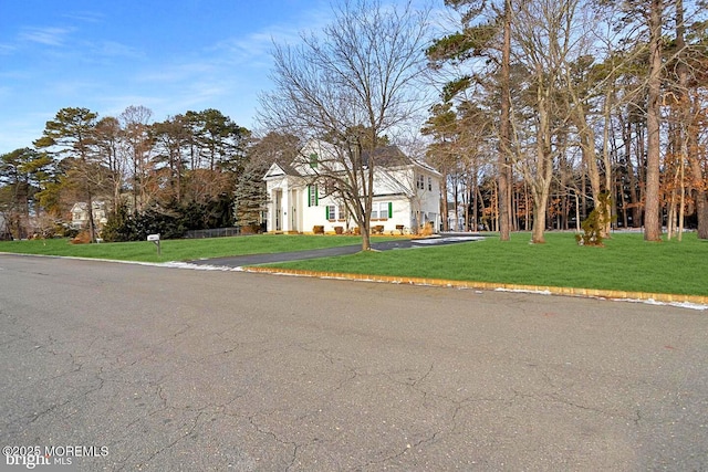 view of front of house featuring a front lawn