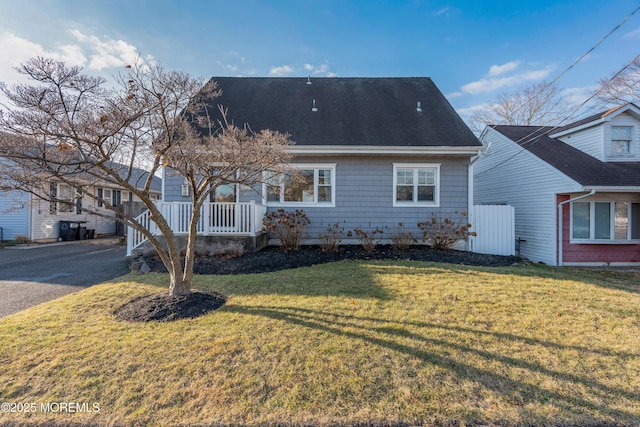 cape cod-style house with a front yard