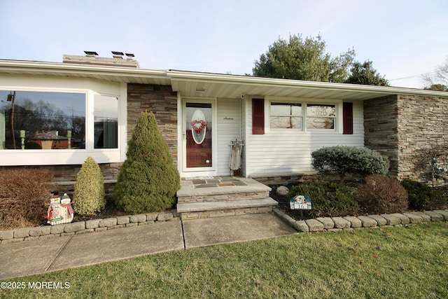 view of front of house featuring a front lawn