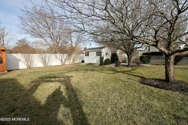 view of yard featuring an outdoor structure