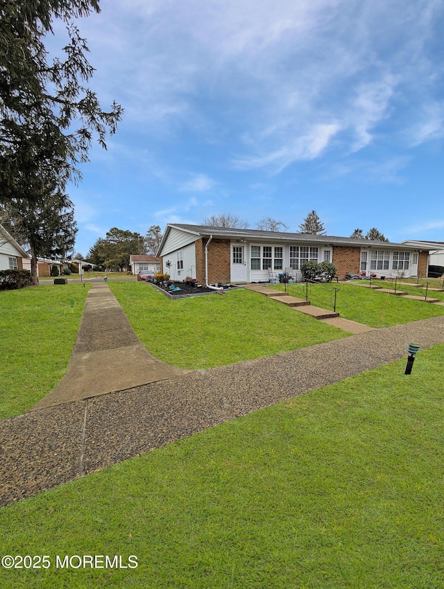 view of front facade featuring a front yard