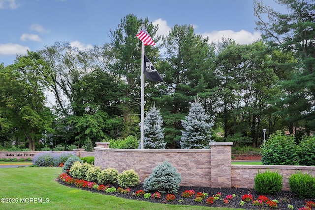 community sign with a lawn