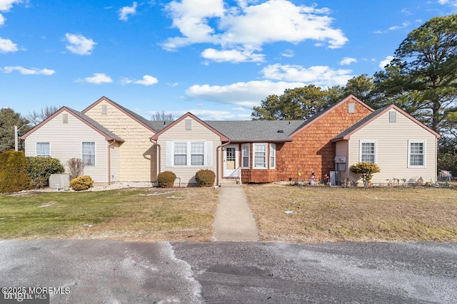 single story home featuring a front yard