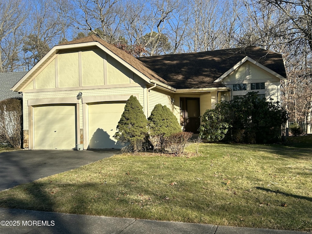 view of front of house featuring a garage and a front yard