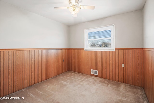 unfurnished room featuring carpet and ceiling fan