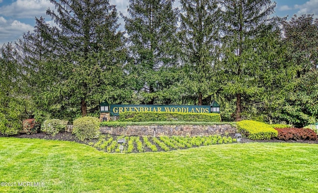 community / neighborhood sign featuring a lawn