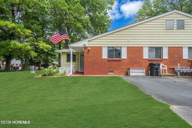 back of house featuring a yard