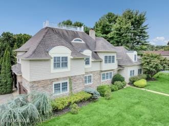 view of front facade featuring a front lawn