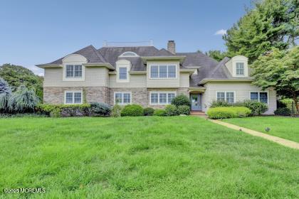 view of front of property with a front lawn