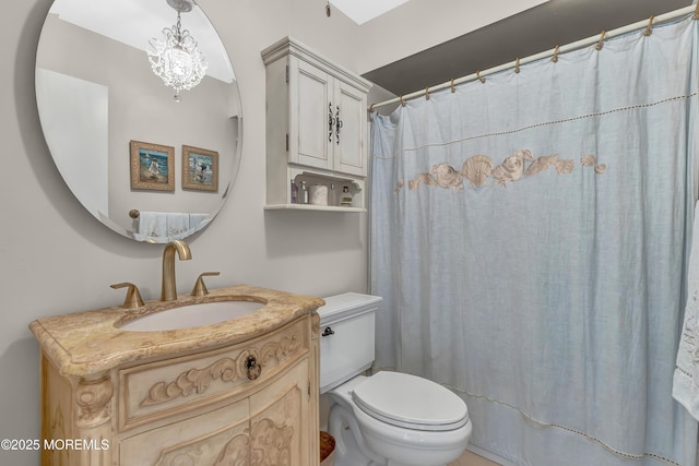 bathroom featuring vanity, a shower with curtain, a chandelier, and toilet