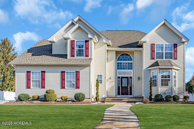 view of front of home featuring a front yard