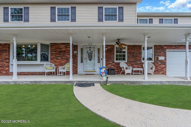 multi unit property featuring ceiling fan, a porch, and a front yard