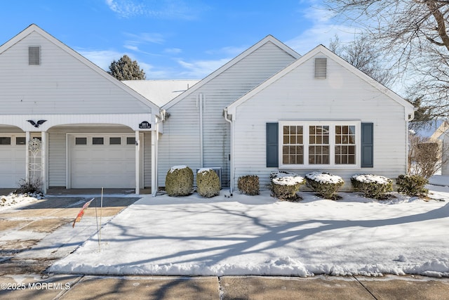 view of front facade featuring a garage