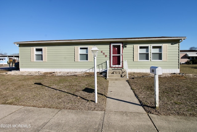 manufactured / mobile home featuring a front yard