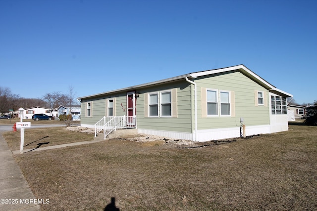 manufactured / mobile home featuring a front lawn