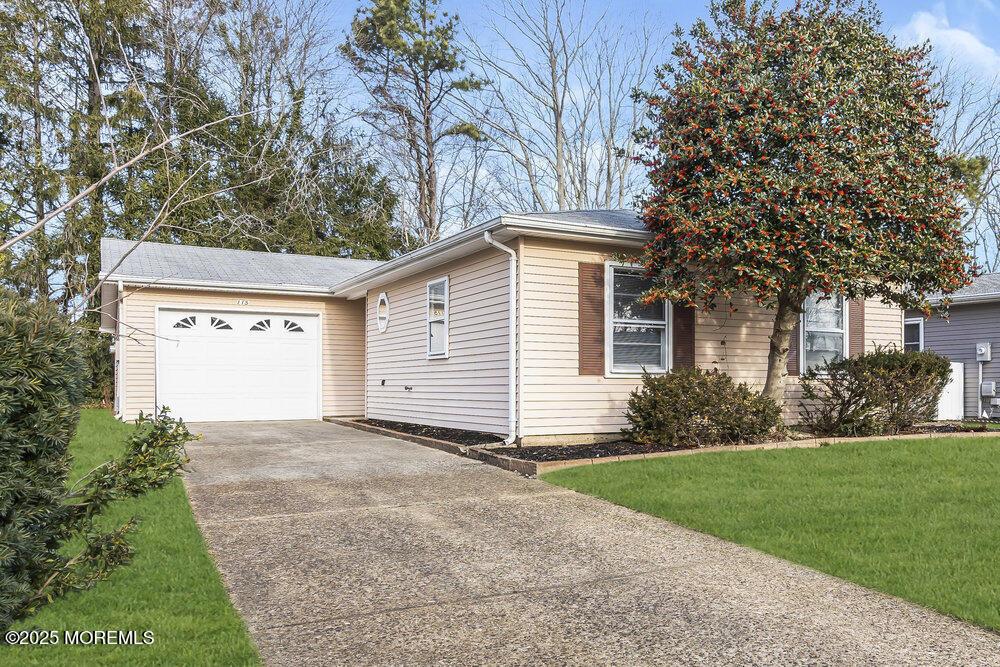 view of front facade with a garage and a front yard