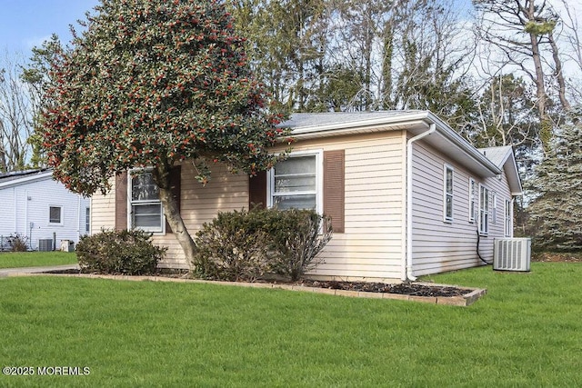 view of front facade featuring a front yard and cooling unit